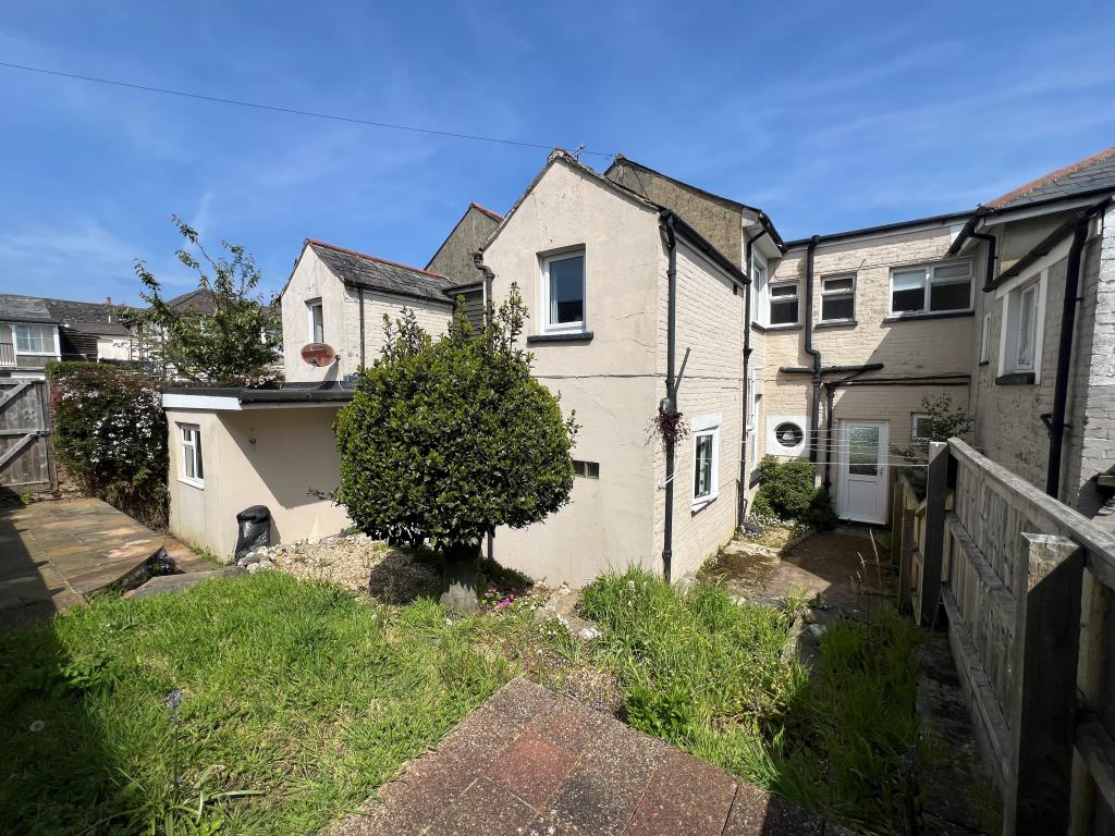 Lot: 85 - TOWN CENTRE SIX-BEDROOM HOUSE WITH POTENTIAL - View of the rear from the garden